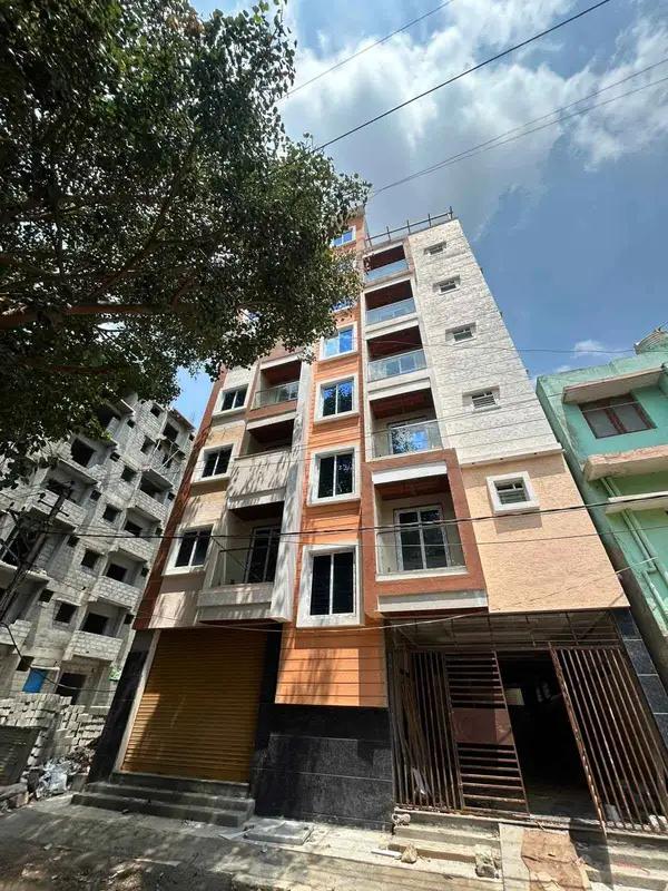 Commercial building / multiple rooms for rent in South facing building