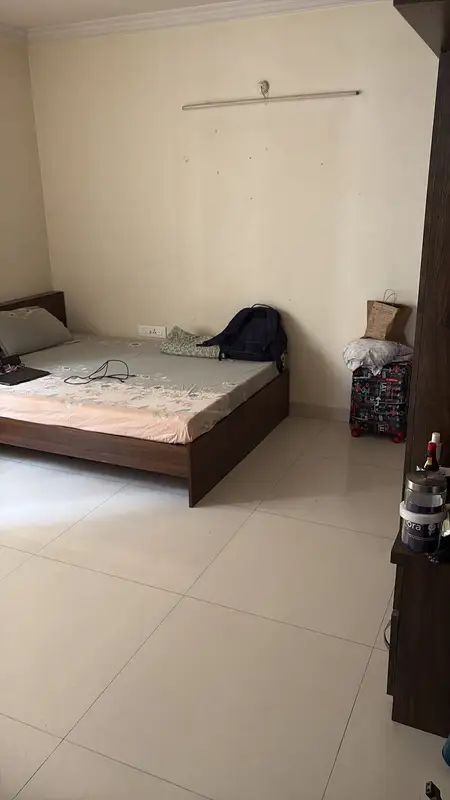 Private Room in 3 BHK in Golf View Apartments