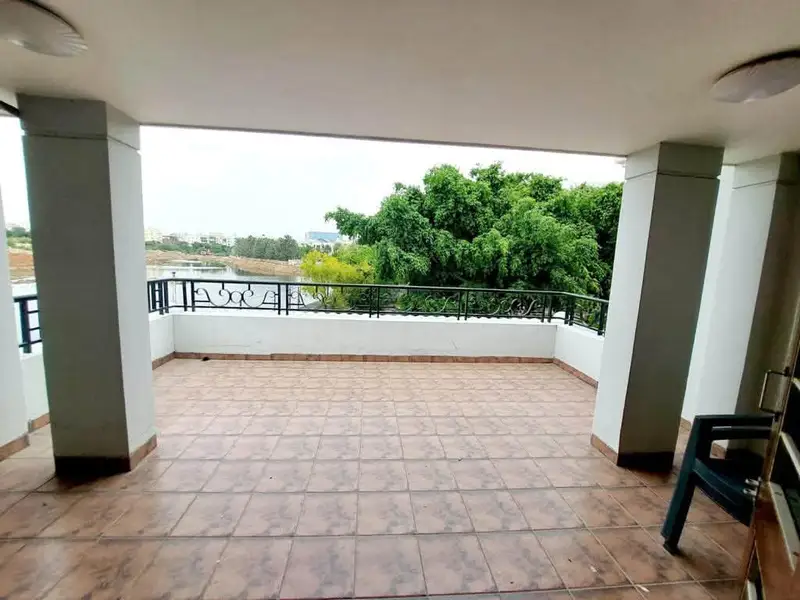 Private Room in 5 BHK in Financial District