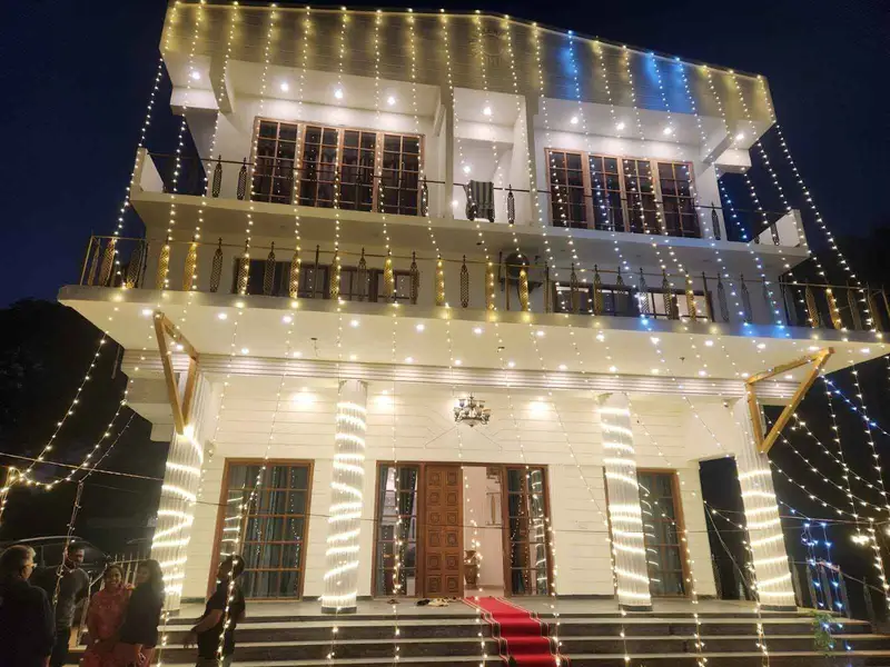 Villa with swimming pool and party hall available for rent