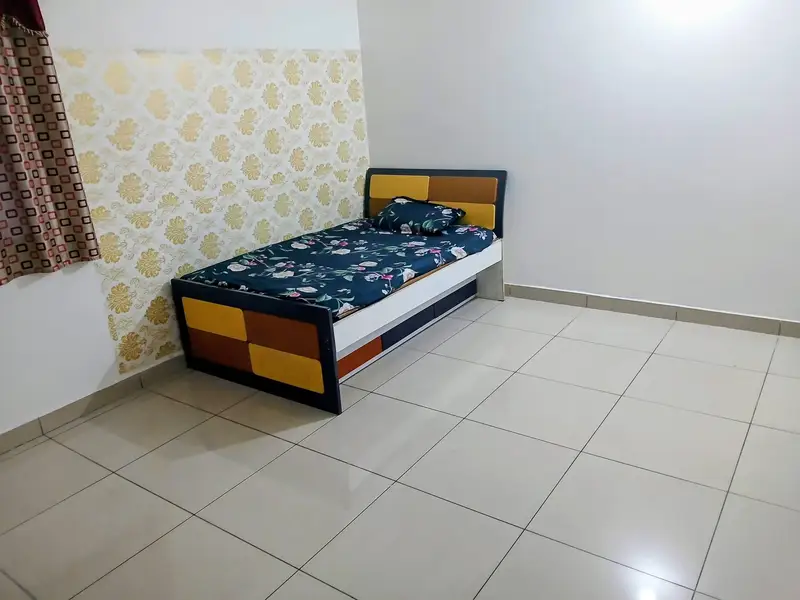 Private Room in 3 BHK in Narsingi