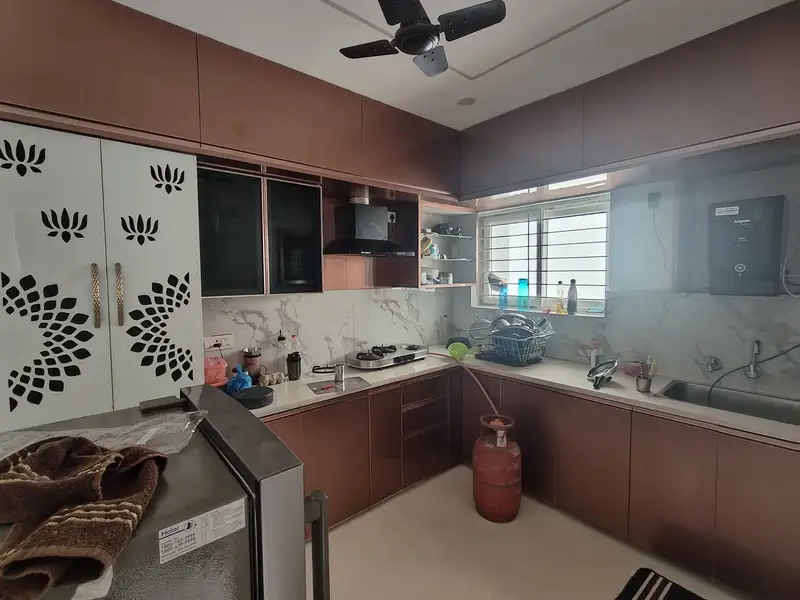 Private Room in 3 BHK in Amigos United Avenues