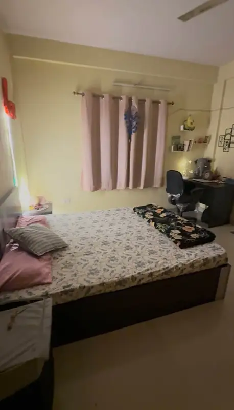 Private Room in 3 BHK in Green Glen Layout