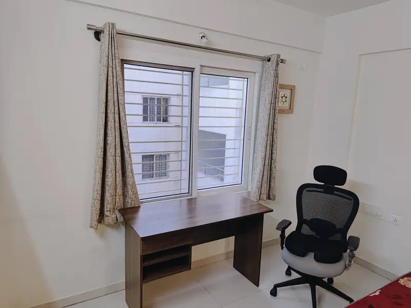 Private Room in 3 BHK in Green Glen Layout