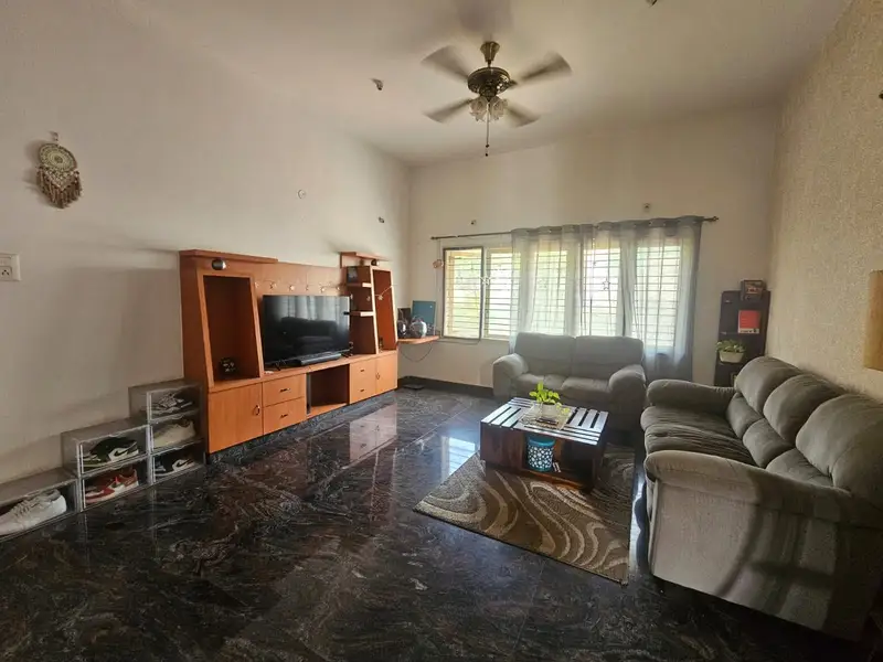 Private Room in 3 BHK in Agara